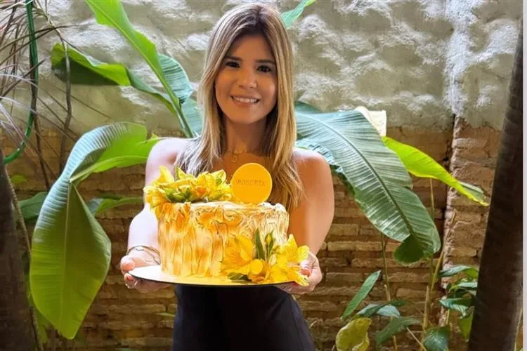 Roberta Vasques comemora aniversário com abraços de familiares e amigos