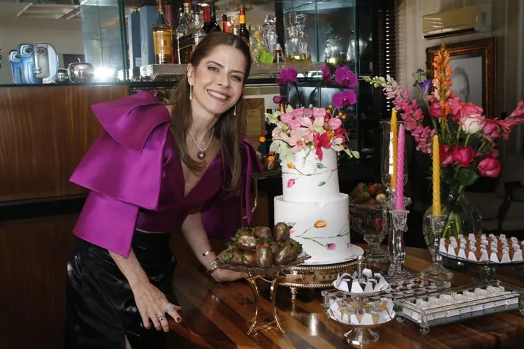 Carla Nogueira reúne 48 amigas para celebrar seus 48 anos