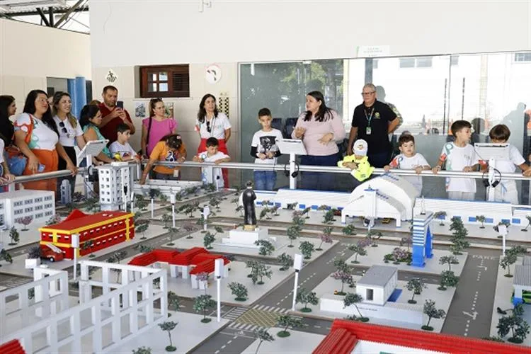 Crianças acompanhadas pelo Ciadi realizam atividade em escola do Detran