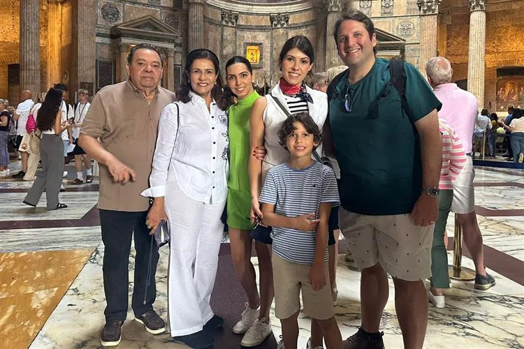 Flávia Laprovítera e Daniel Simões curtem férias em Roma com a família