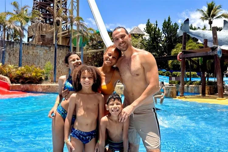 Aline Wirley e Igor Rickli celebram os 10 anos do filho Antônio no Beach Park