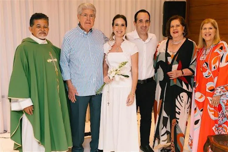 Fábia e Leonardo Carneiro brindam Bodas de Zinco ao lado de familiares e amigos