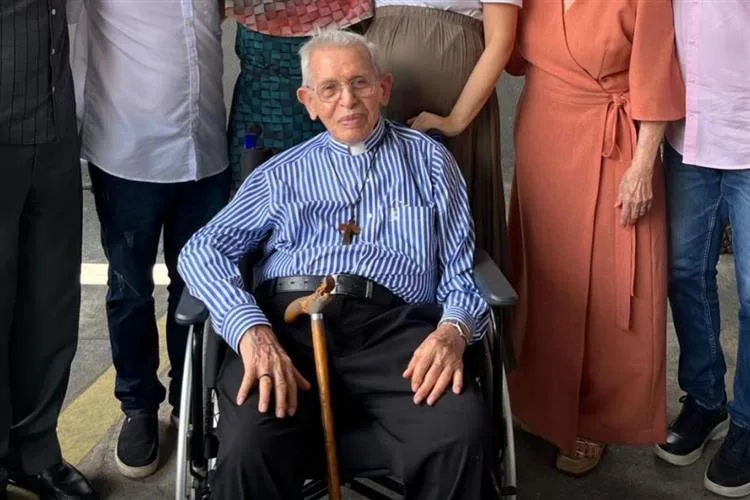 Dom Manuel Edmilson da Cruz celebra 100 anos e recebe cumprimentos de personalidades