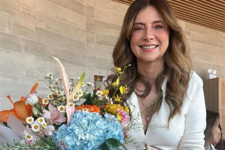 Emília Buarque é surpreendida por grupo de amigas para sua celebração aniversarial