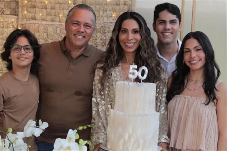 Synara Leal celebra 50 primaveras com party reunindo familiares e amigos