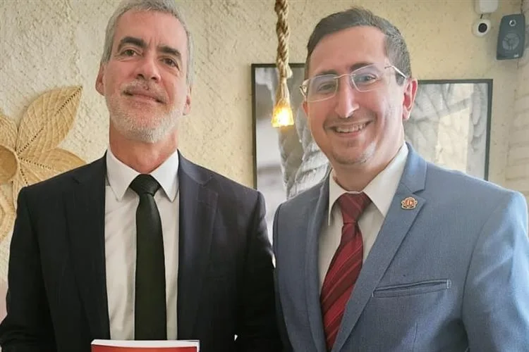 Ministro Rogério Schietti, do STJ, recebe livro do professor cearense Roberto Victor