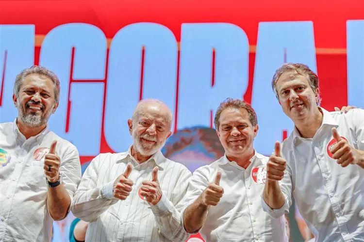 Lula faz campanha para Evandro Leitão em mega comício na Praça do Ferreira