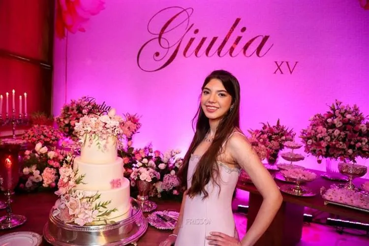 Gisela e Herbert Vieira festejam os 15 anos da filha Giulia