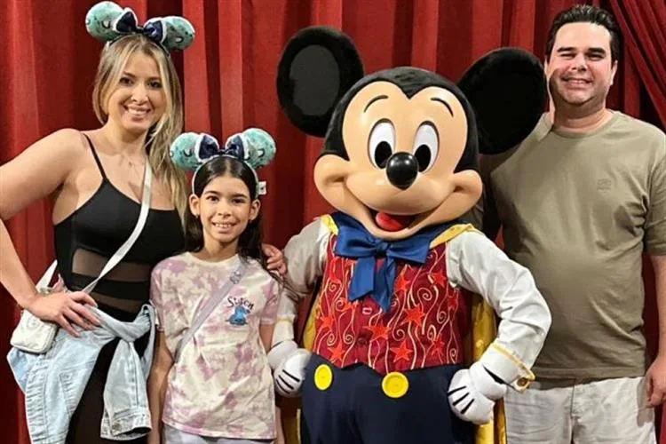 Karine Costa em dias de férias e conhecimentos com a família em Orlando