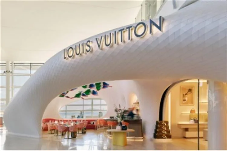 Louis Vuitton abre novo café e loja no Aeroporto de Londres
