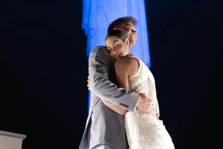 Thais Fersoza e Michel Teló renovam votos de casamento no Cristo Redentor