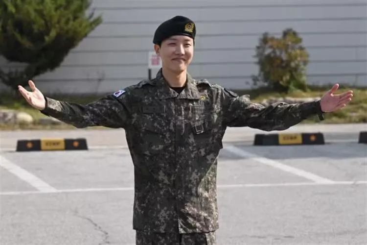 J-Hope, integrante do BTS, concluiu seu serviço militar na Coreia do Sul