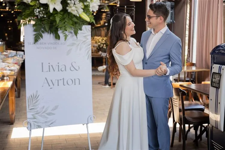 Lívia Ferraz e Ayrton Marinho recebem o carinho de familiares e amigos em festa de noivado