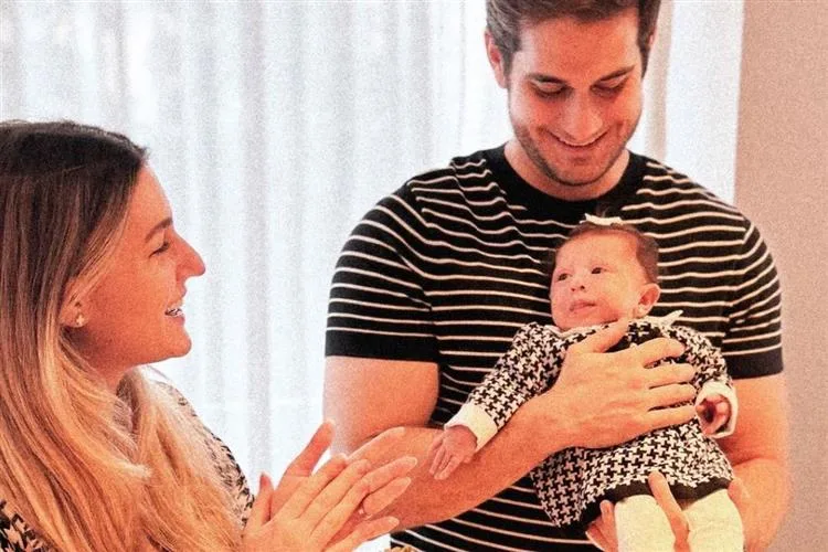 Bruna Magalhães e Ravi Macedo celebram os dois meses da filha, Helena
