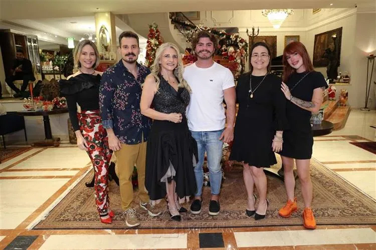 Rosângela Dias recebe familiares e amigos em jantar intimista