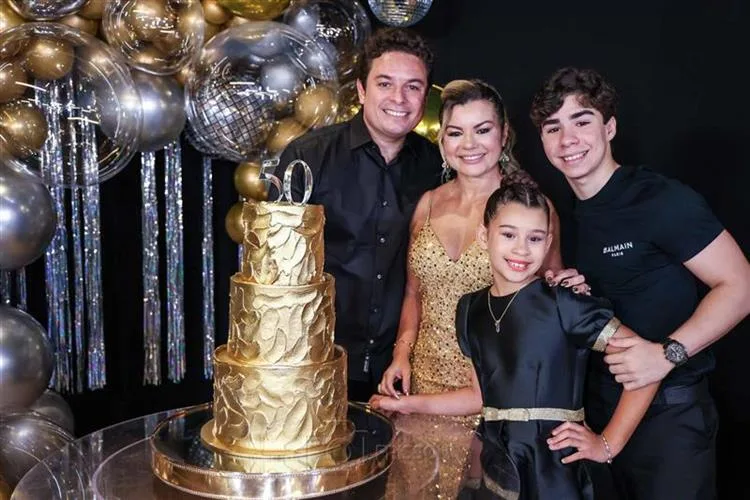 Liliany Gomes celebra cinco décadas em noite de glamour e alegrias ao lado de familiares e amigos