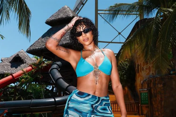 Ludmilla se diverte com a família no Beach Park