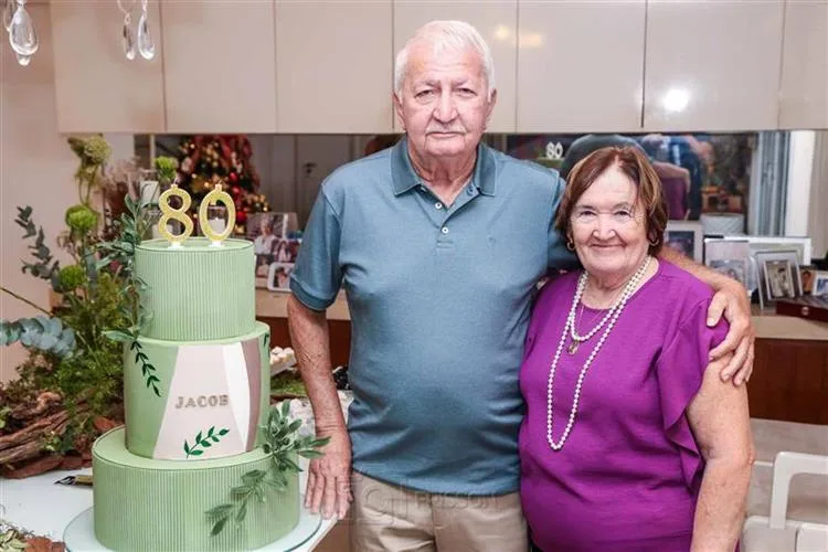 Jacob Benvindo brinda os 80 anos em noite de fé e gratidão