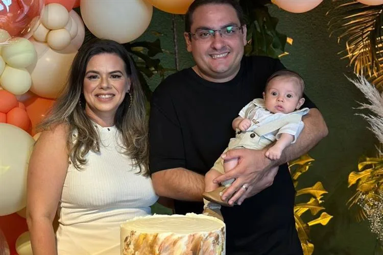 Inácio Bruno celebra seus 42 anos e os três meses do filho, Benício