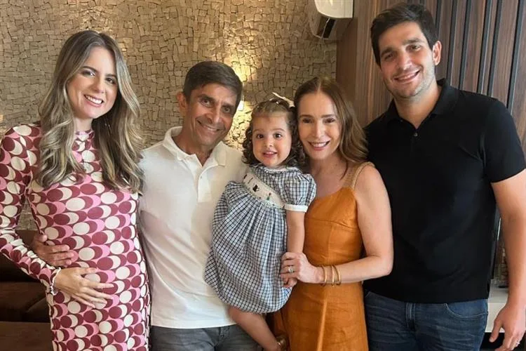 Adriana Teixeira reúne grupo de familiares e amigas para brindar a nova idade