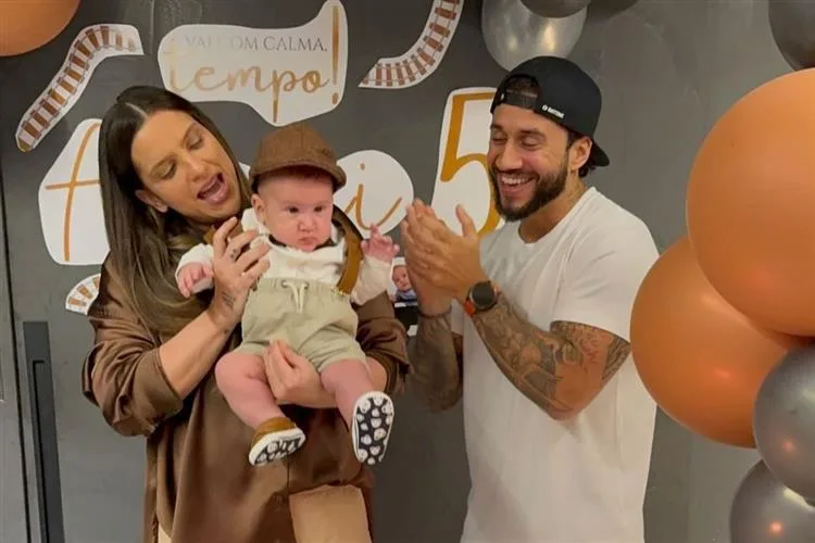 Rebeca Thomaz e Juan Bianchi celebram os cinco meses do filho, Antoni