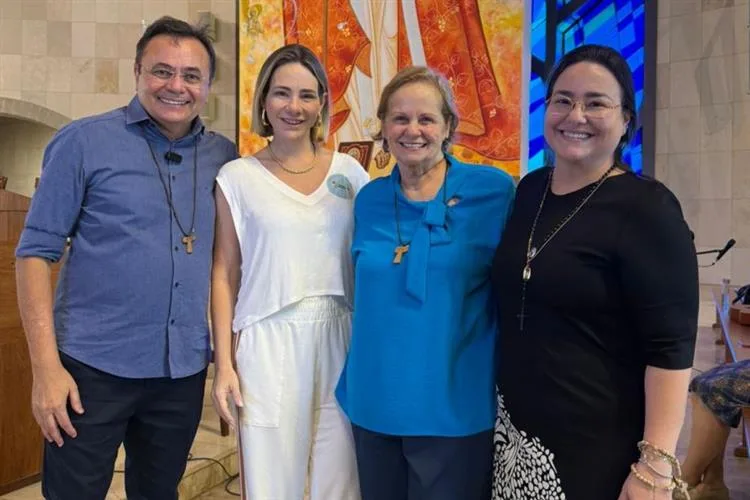 Gaída Dias e Mayara Silva visitam Igreja do Ressuscitado que Passou Pela Cruz, em Aquiraz