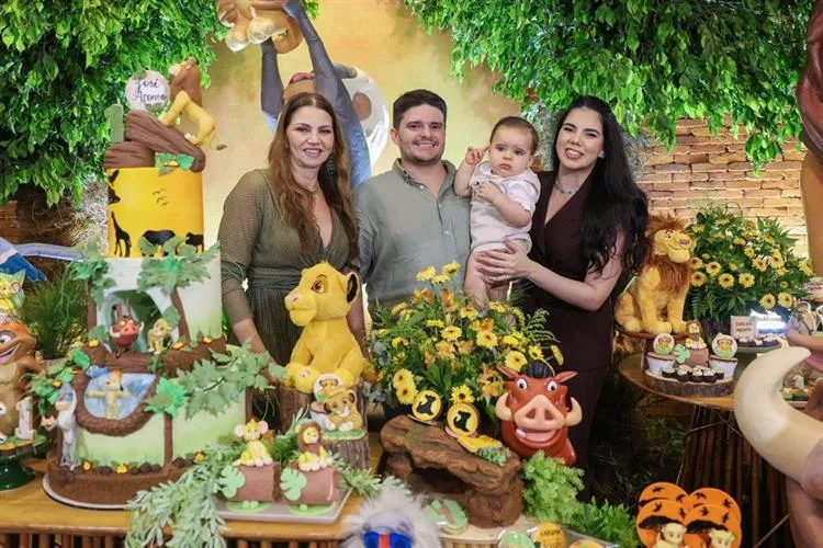 Gabriela Geleilate e Thiago Cavalcante assopram a primeira velinha de José Afonso
