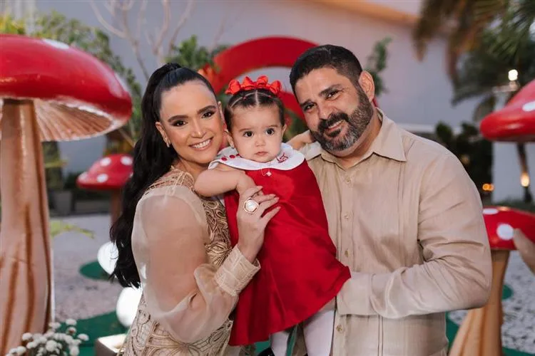 Nathalia Guilherme e Thiago Sampaio assopram a primeira velinha da filha Ana Tereza