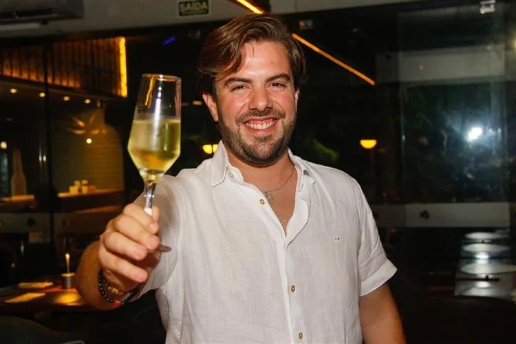 Cláudio Nelson celebra seus 34 anos com jantar íntimo em Fortaleza