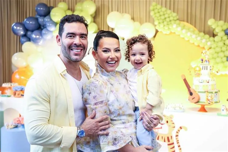Luciana Ribeiro e Thiago Camelo comemoram os dois aninhos do Lael