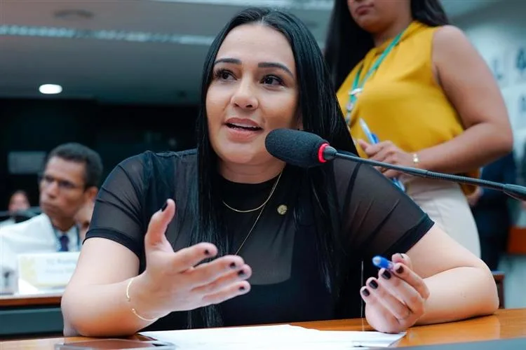 Dayany Bittencourt apresenta projeto de lei que prioriza transparência para motoristas multados