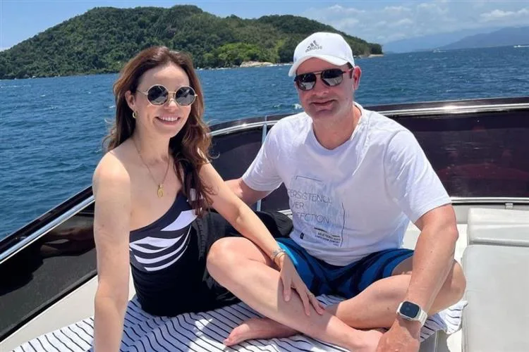Cristiane Canamary e Fernando Gurgel curtem dias em Angra dos Reis com grupo de amigos