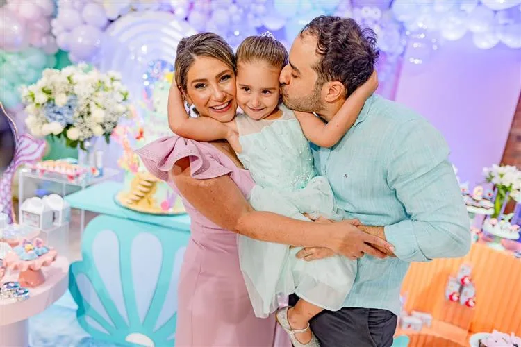 Nathália da Escóssia e Oswaldo Duarte festejam os 4 anos da filha Maria Thereza