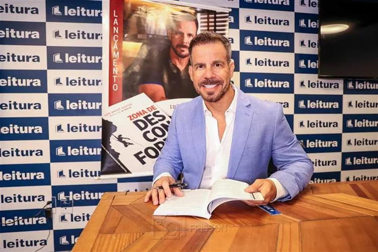 Luís André Bastos lança livro "Zona de Desconforto" em Fortaleza