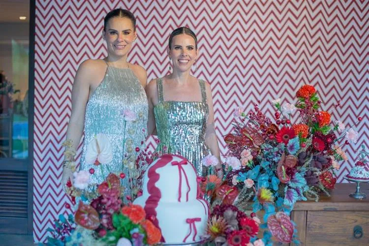Aline Mota e Deborah Bandeira brindam a chegada da nova idade em big party