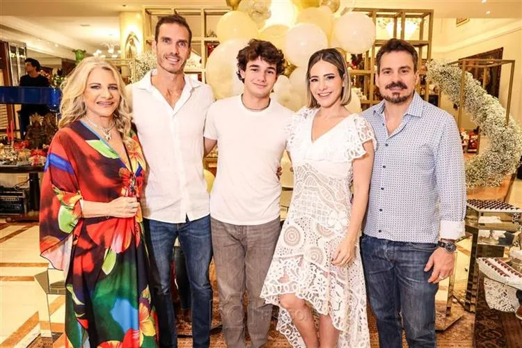 Gaída Dias e Flávio Furtado celebram a crisma de Vitor Filho