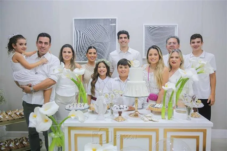 Tatiana e George Dantas, Ticiana e Ítalo Ximenes celebram a 1ª Eucaristia dos filhos Carmen e Davi