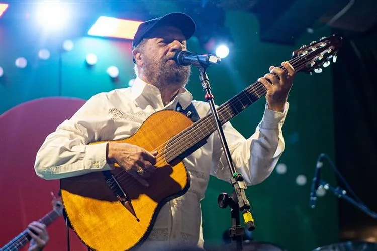 Giz comemora seis anos de boemia com ovacionado show de João Bosco