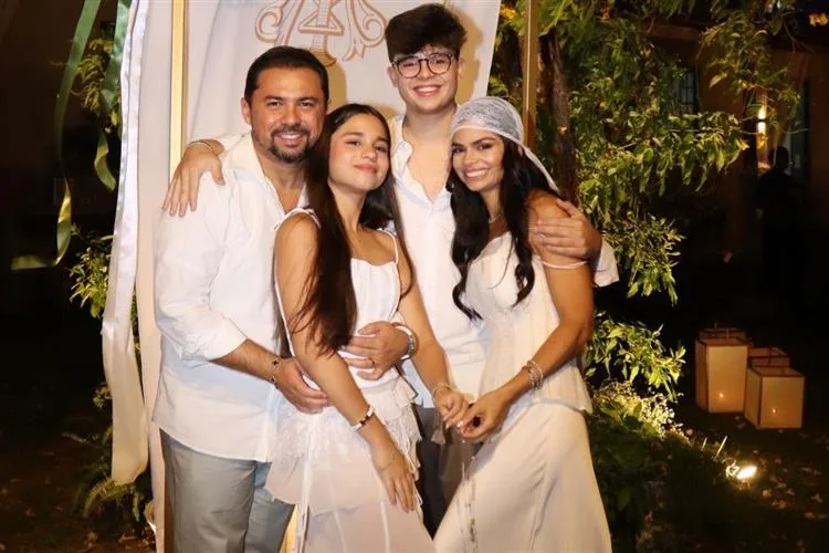 Isabele Temoteo e Xand Avião celebram uma década de amor e renovam os votos de união