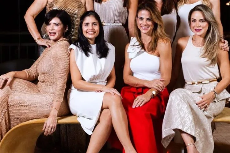 Thaís Moreno é surpreendida com sessão sopro de velinhas