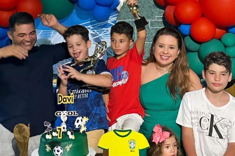 Camila Ximenes e Jacob Stevenson celebram os sete anos do filho Davi