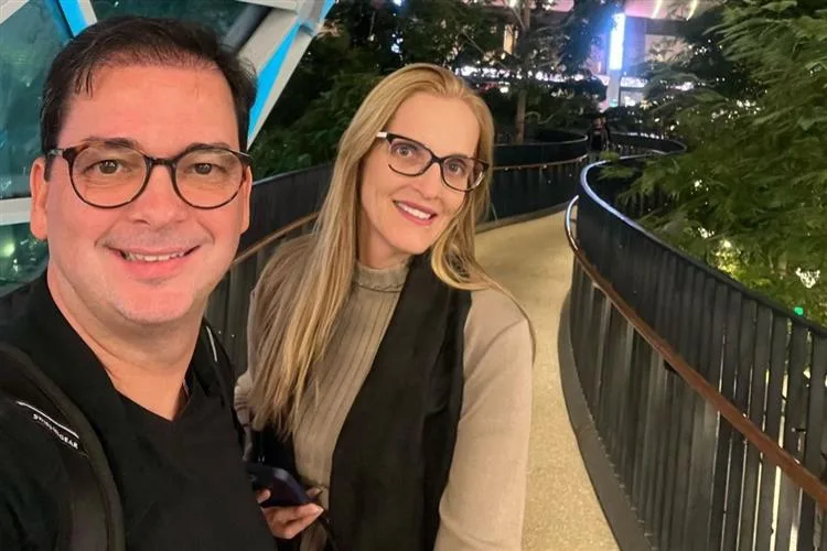 Maria Luiza e Marcelo Miranda brindam 20 anos de casados com viagem a Singapura