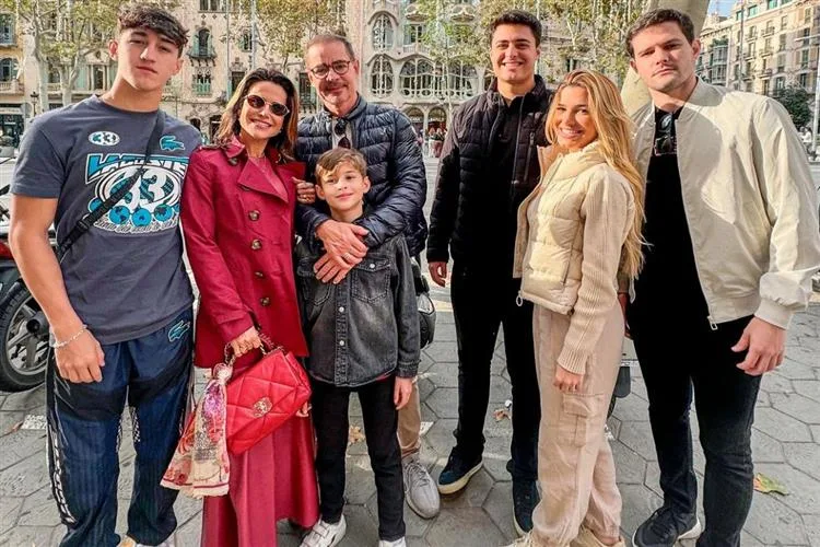 Camila e Paulo Vieira curtem viagem com a família pela Espanha