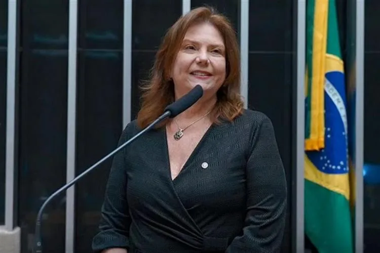 Comprovando compromisso com classe trabalhadora, Fernanda Pessoa assina PEC pelo fim da escala 6x1
