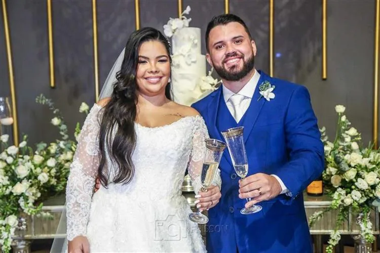 Lia Moreira e Leonardo Souza oficializam casamento em emocionante noite