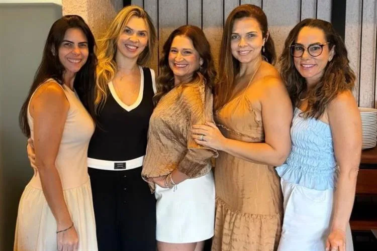 Karina Bezerra recebe o carinho das amigas ao celebrar a nova idade