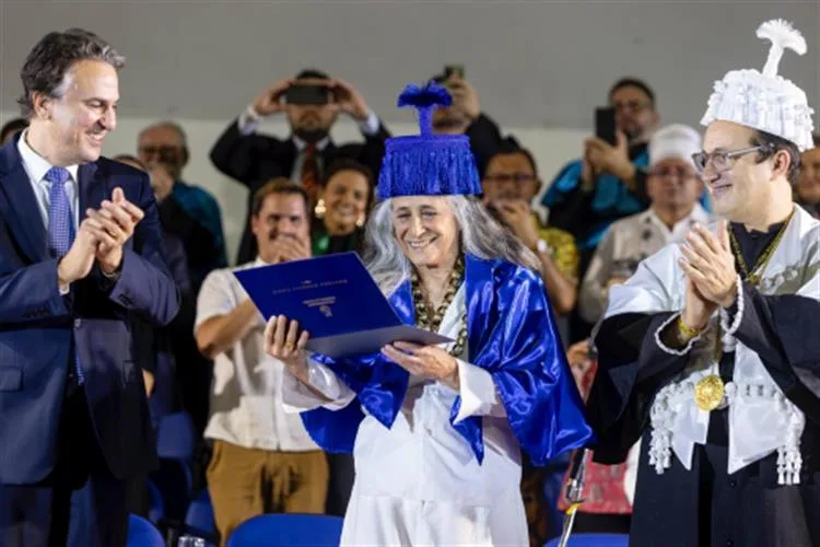 Maria Bethânia é reverenciada em sua passagem por Fortaleza
