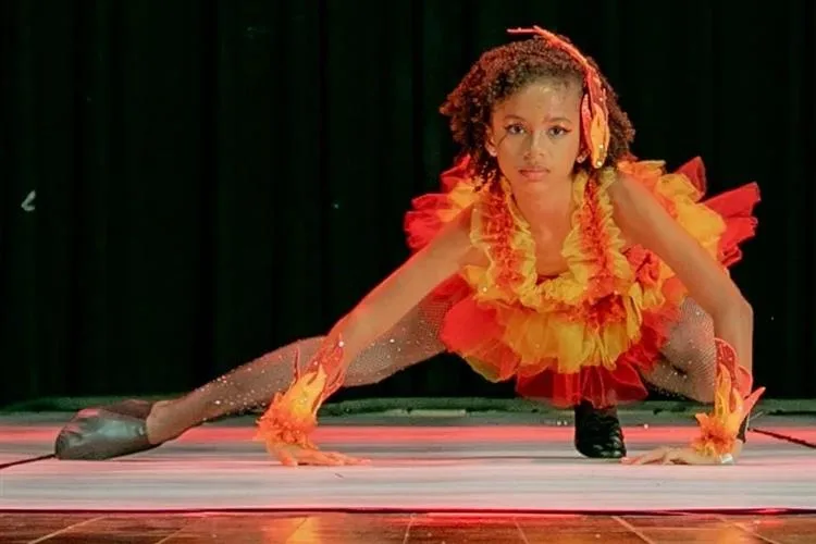 Bailarina de 10 anos conquista prêmios em festival na Argentina e busca apoio