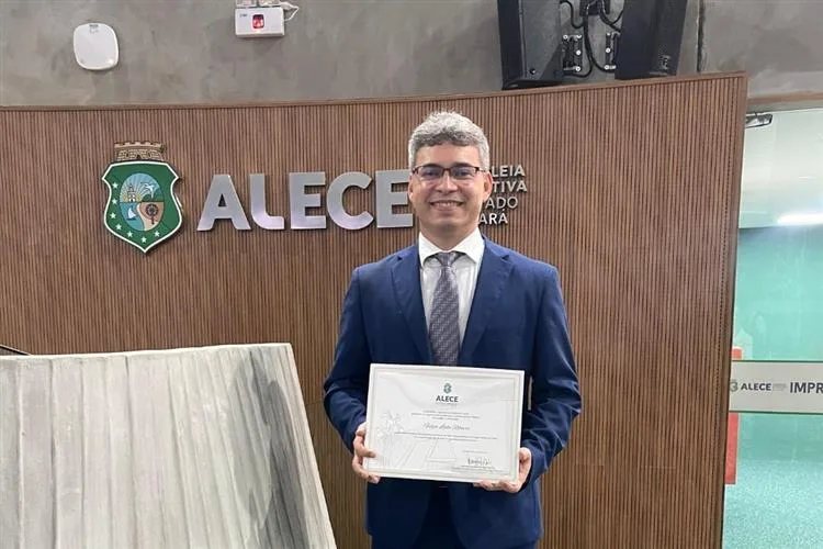 Felipe Ribeiro recebe homenagem em sessão solene na Alece