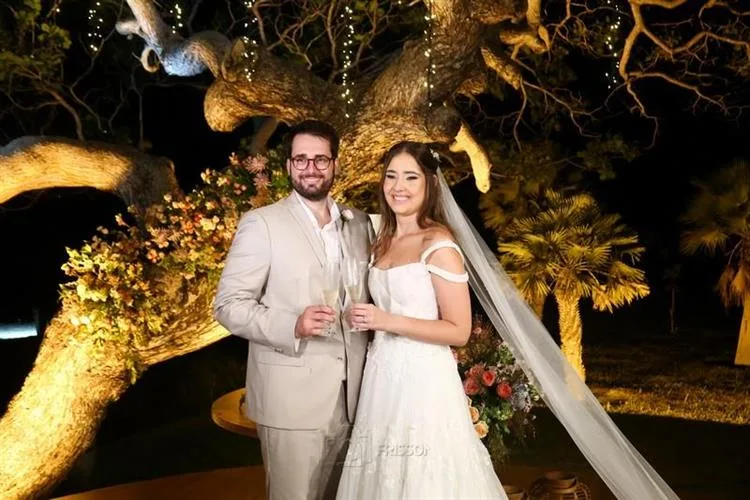 Gabriela Montenegro e Diogo Evangelista se casam na presença de familiares e amigos